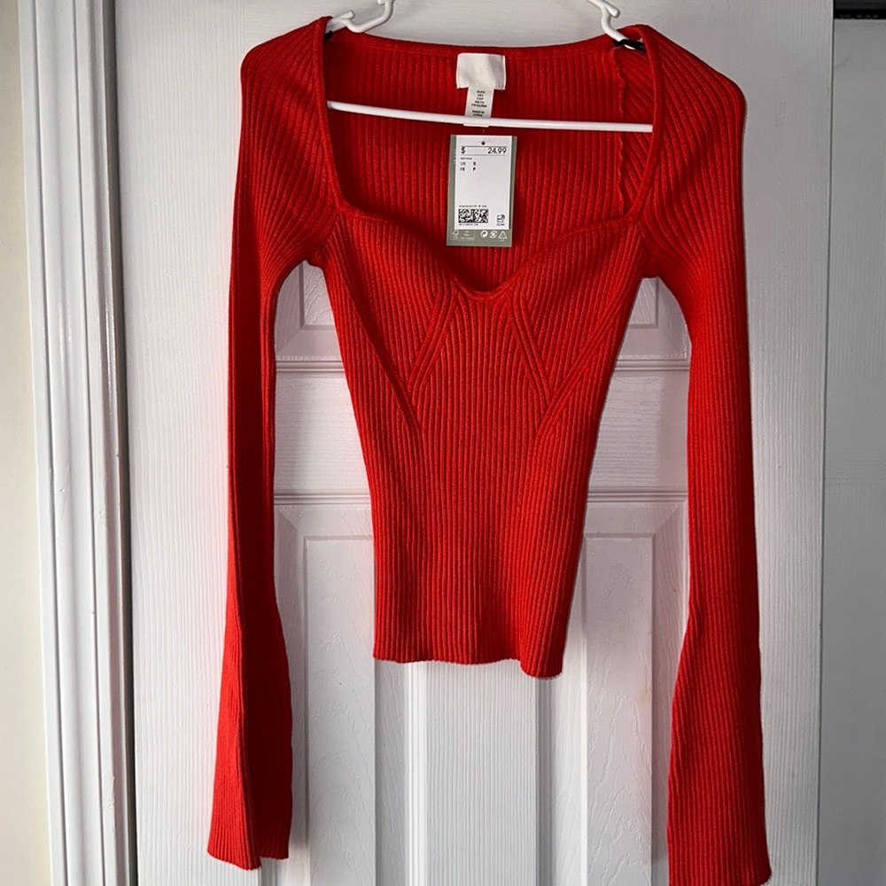 Cute H&M top, coral color, bell bottom sleeves & very flattering/stretchy!